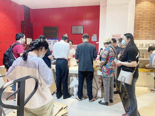 卡通造型綠豆糕顏值高 海鴨蛋烤鴨蛋等口味俏 “端午三寶”變花樣取悅年輕消費(fèi)者